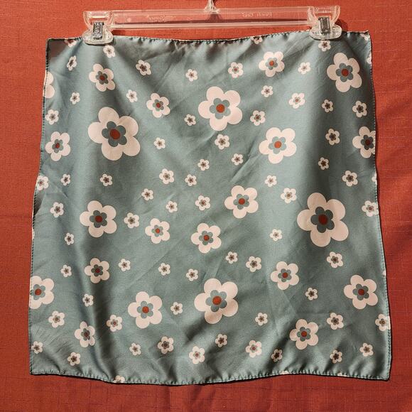 Satin Floral Men’s Pocket Square Handkerchief Green & White 19in x 19in - Picture 5 of 5